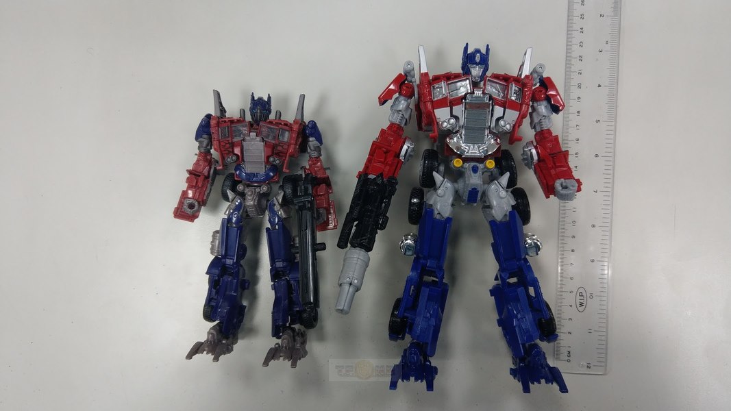 Bumblebee The Movie BB 02 Legendary Optimus Prime   In Hand Images Of TakaraTomy Exclusive Release  (14 of 40)